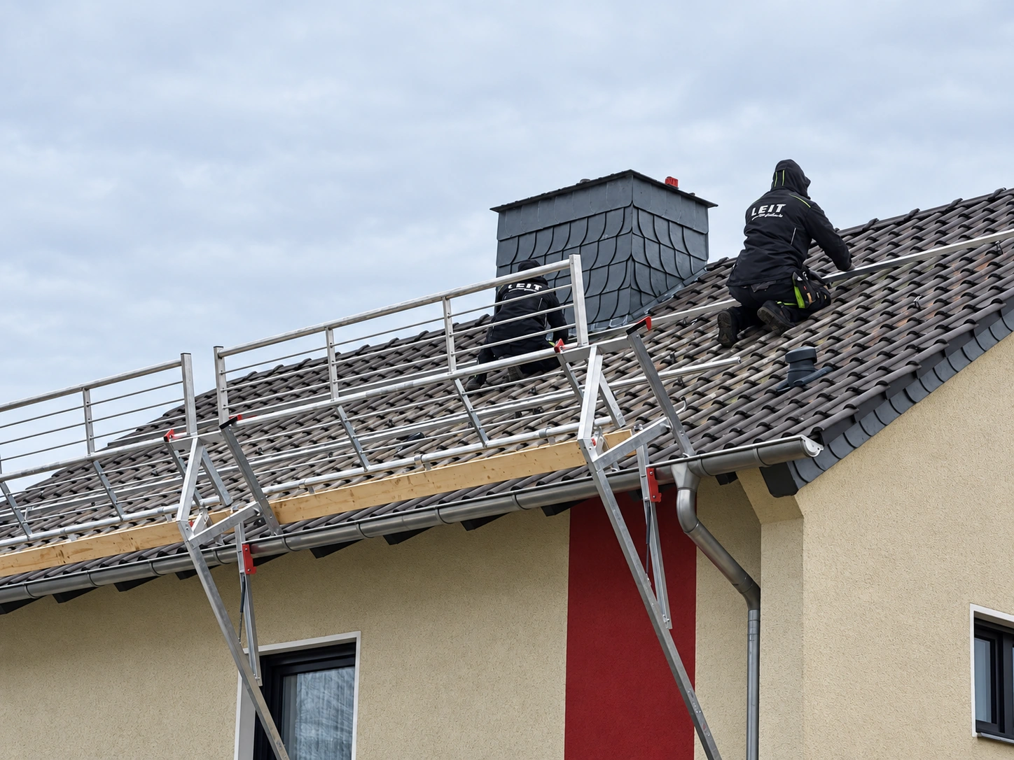 LEIT-Techniker bei Montagearbeiten auf einem Dach